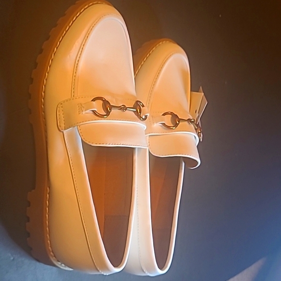 White platform loafers with gold detailing (NEVER WORN) with memory foam - Picture 4 of 5